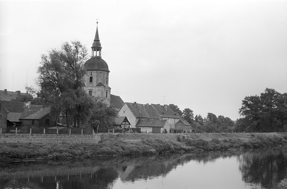 Schweinitz, Ortsansicht 3 mit Kirche Sankt Marien und Schwarzer Elster (Heimatverein "Alter Krug" Zossen e. V. CC BY-NC-SA)