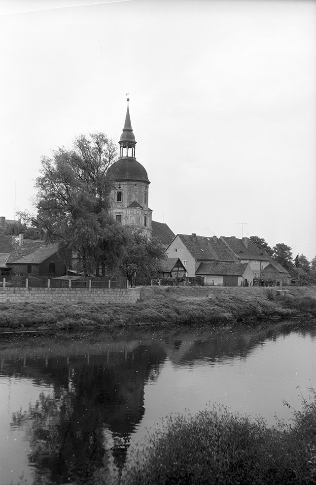 Schweinitz, Ortsansicht 6 mit Kirche Sankt Marien und Schwarzer Elster (Heimatverein "Alter Krug" Zossen e. V. CC BY-NC-SA)