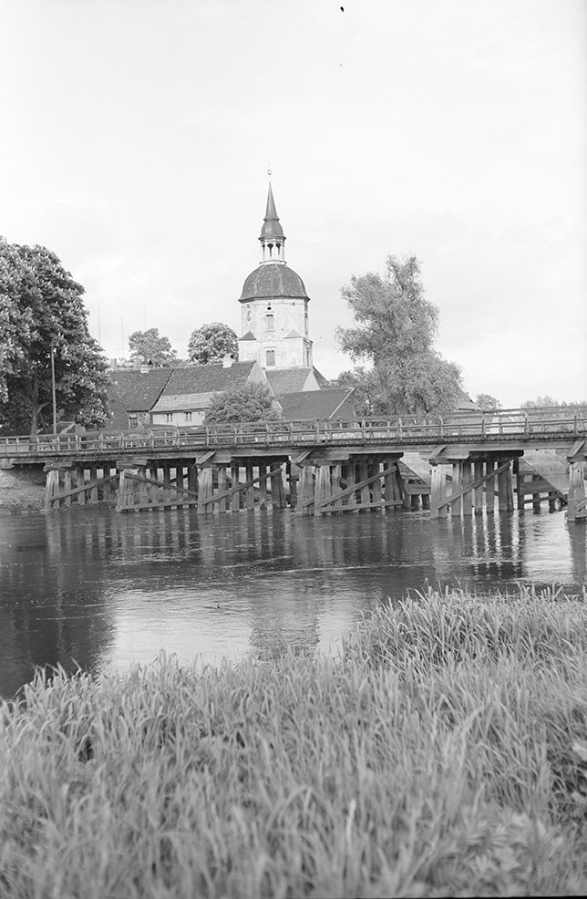 Schweinitz, Brücke über Schwarze Elster mit Kirche Sankt Marien (Heimatverein "Alter Krug" Zossen e. V. CC BY-NC-SA)