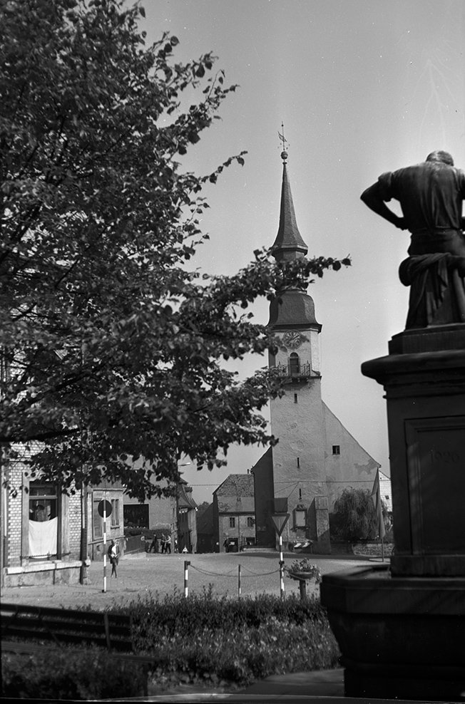 Siebenlehn, Ortsansicht 2 mit Evangelischer Stadtkirche und Denkmal Schusterjunge (Heimatverein "Alter Krug" Zossen e. V. CC BY-NC-SA)