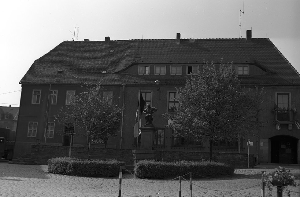 Siebenlehn, Rathaus und Denkmal Schusterjunge (Heimatverein "Alter Krug" Zossen e. V. CC BY-NC-SA)