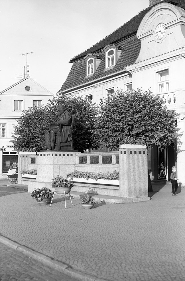 Stavenhagen, ehemaliges Rathaus mit Reuter Denkmal, Ansicht 1 (Heimatverein "Alter Krug" Zossen e. V. CC BY-NC-SA)