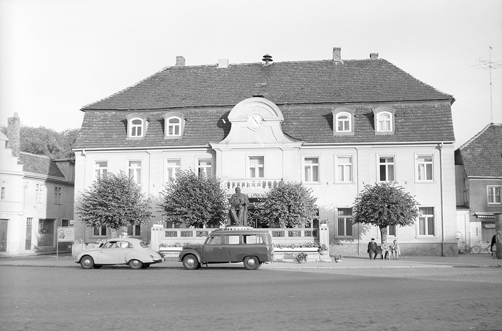Stavenhagen, ehemaliges Rathaus mit Reuter Denkmal, Ansicht 2 (Heimatverein "Alter Krug" Zossen e. V. CC BY-NC-SA)