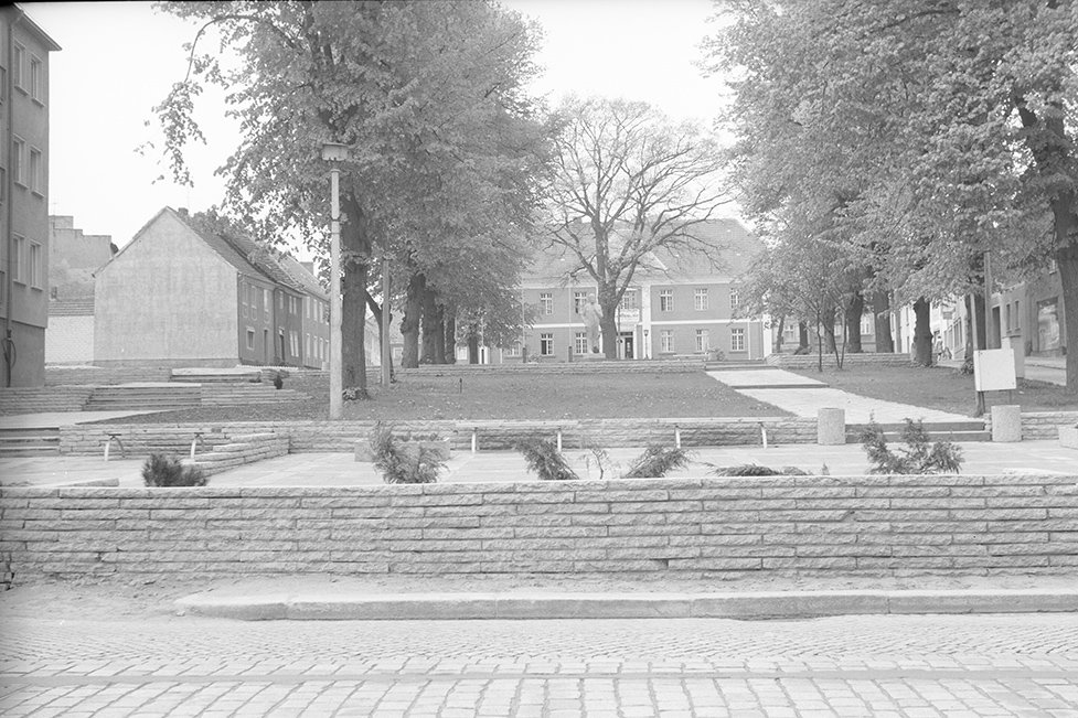 Strausberg, Ortsansicht 13, Altes Rathaus mit Lenindenkmal (Heimatverein "Alter Krug" Zossen e. V. CC BY-NC-SA)
