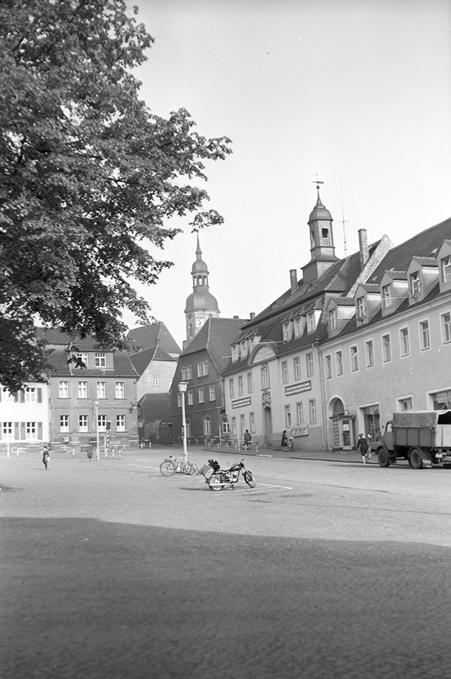 Strehla, Ortsansicht 13 Marktplatz mit Rathaus und Evangelischer Stadtkirche, Ansicht 2 (Heimatverein "Alter Krug" Zossen e. V. CC BY-NC-SA)
