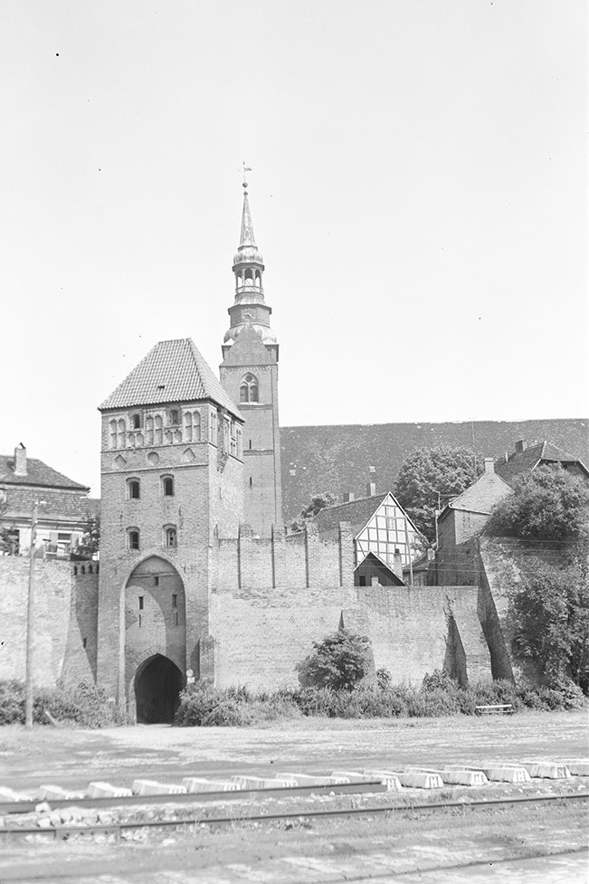Tangermünde, St. Stephan Kirche mit Elbtor, Ansicht 4 (Heimatverein "Alter Krug" Zossen e. V. CC BY-NC-SA)