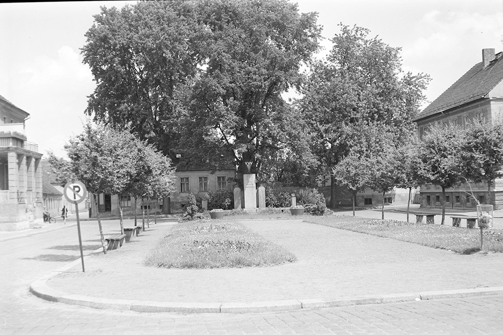 Teltow, Platz mit VVN-Denkmal (Die Toten mahnen), Ansicht 1 (Heimatverein "Alter Krug" Zossen e. V. CC BY-NC-SA)