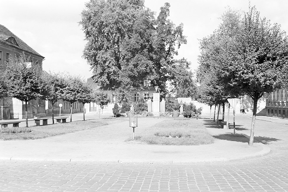 Teltow, Platz mit VVN-Denkmal (Die Toten mahnen), Ansicht 2 (Heimatverein "Alter Krug" Zossen e. V. CC BY-NC-SA)