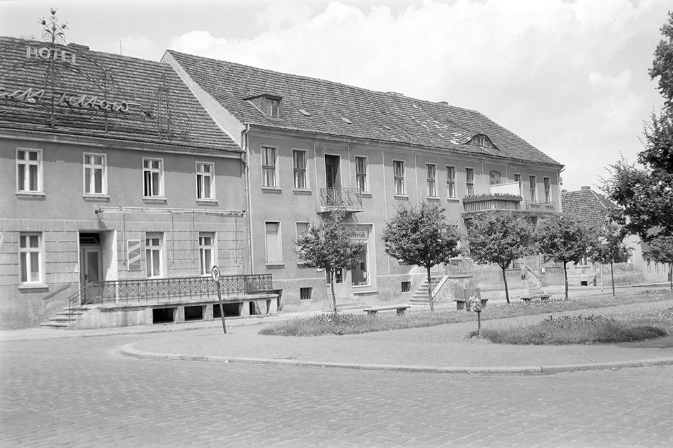 Teltow, Marktplatz mit Hotel Stadt Teltow und Rathaus (Heimatverein "Alter Krug" Zossen e. V. CC BY-NC-SA)