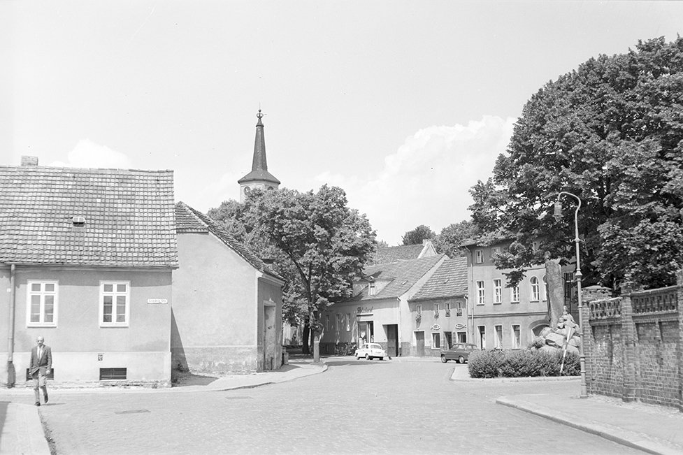 Teltow, Stadtansicht 6 mit Kriegerdenkmal und St. Andreas Kirche (Heimatverein "Alter Krug" Zossen e. V. CC BY-NC-SA)