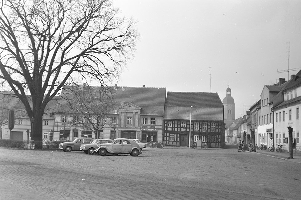 Uebigau, Marktplatz mit St.-Nikolai-Kirche (Heimatverein "Alter Krug" Zossen e. V. CC BY-NC-SA)