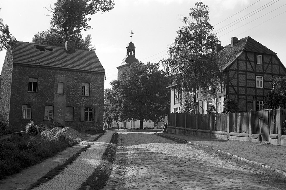 Ummendorf (Börde), Ortsansicht 2 mit Dorfkirche (Heimatverein "Alter Krug" Zossen e. V. CC BY-NC-SA)
