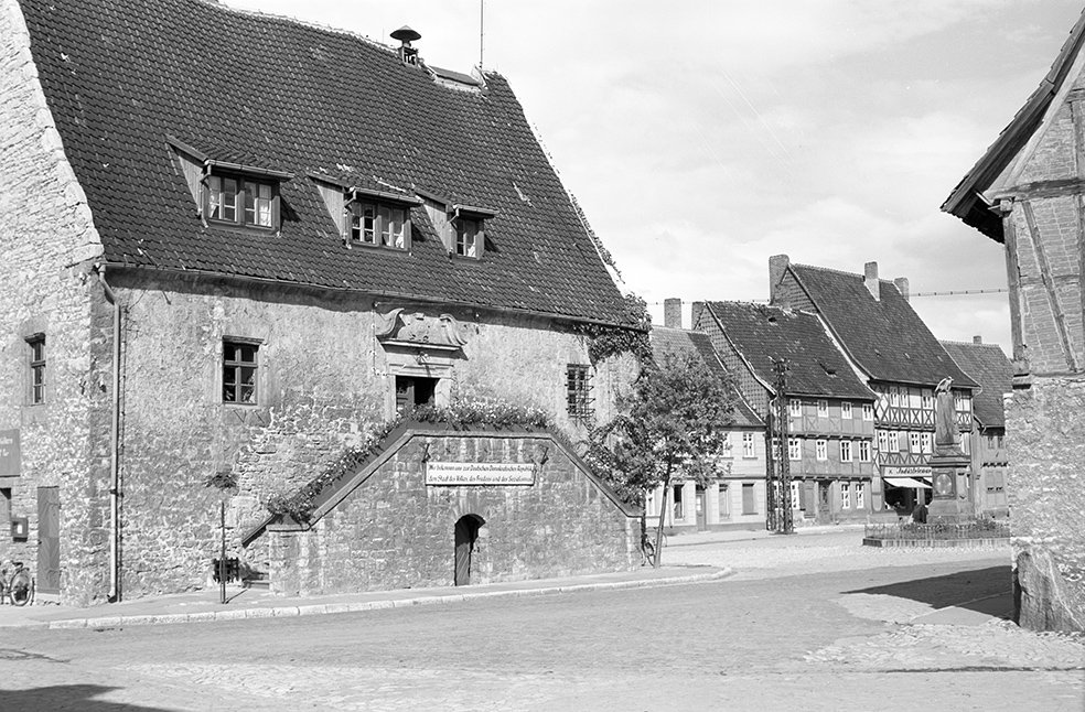 Wegeleben, Rathaus und Kriegerdenkmal, Ansicht 1 (Heimatverein "Alter Krug" Zossen e. V. CC BY-NC-SA)