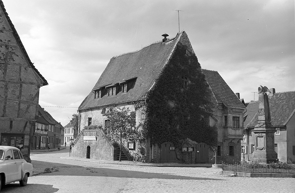 Wegeleben, Rathaus und Kriegerdenkmal, Ansicht 2 (Heimatverein "Alter Krug" Zossen e. V. CC BY-NC-SA)