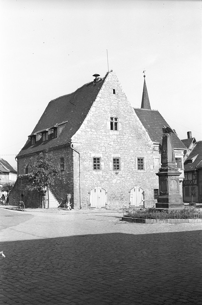 Wegeleben, Rathaus mit Kriegerdenkmal und Kirche, Ansicht 3 (Heimatverein "Alter Krug" Zossen e. V. CC BY-NC-SA)