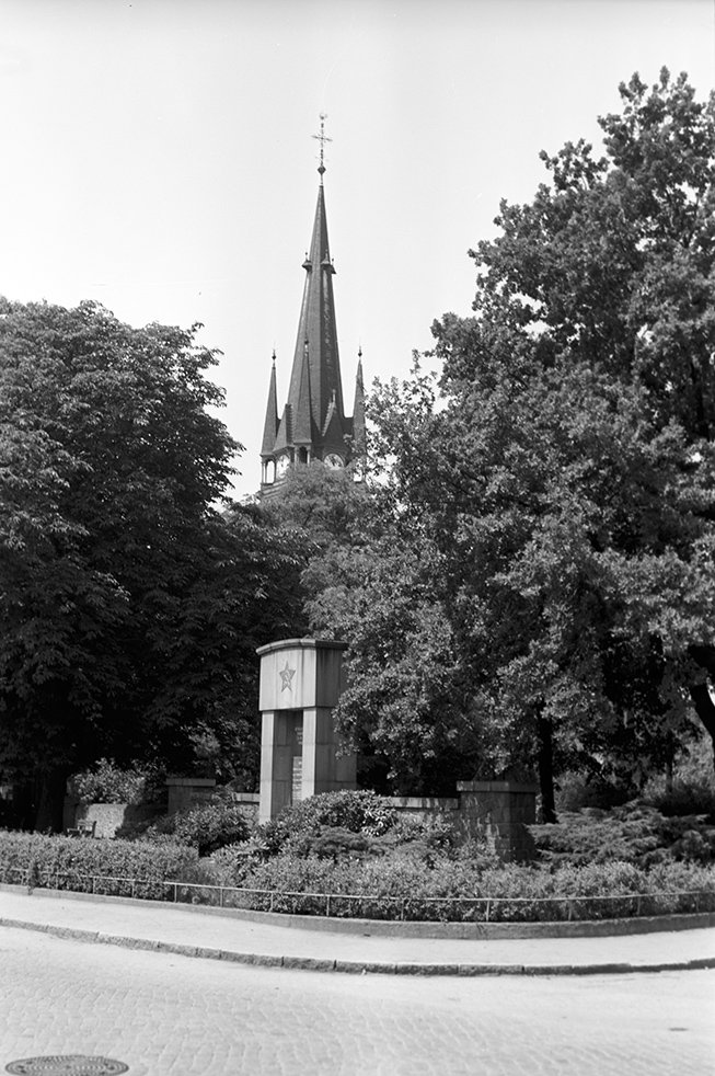 Weinböhla, Denkmal für gefallene sowjetische Soldaten und St.-Martins-Kirche (Heimatverein "Alter Krug" Zossen e. V. CC BY-NC-SA)