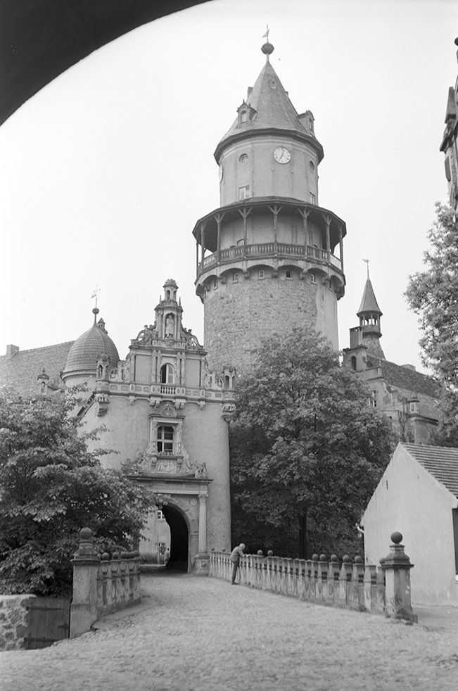 Wiesenburg/Mark, Schloss Wiesenburg, Ansicht 1, Bergfried mit Torhaus (Heimatverein "Alter Krug" Zossen e. V. CC BY-NC-SA)