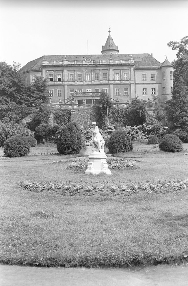 Wiesenburg/Mark, Schloss Wiesenburg, Ansicht 11 mit Skulptur (Heimatverein "Alter Krug" Zossen e. V. CC BY-NC-SA)