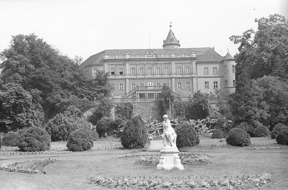 Wiesenburg/Mark, Schloss Wiesenburg, Ansicht 12 mit Skulptur (Heimatverein "Alter Krug" Zossen e. V. CC BY-NC-SA)