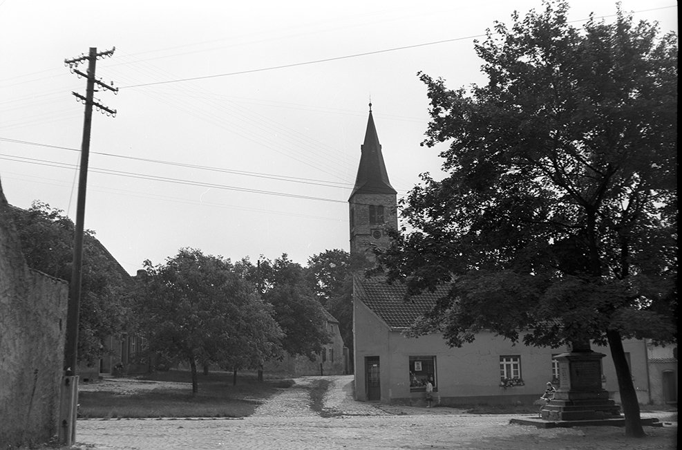 Wolmirsleben, Ortsansicht 1 mit Kirche St. Nikolai und Kriegerdenkmal (Heimatverein "Alter Krug" Zossen e. V. CC BY-NC-SA)
