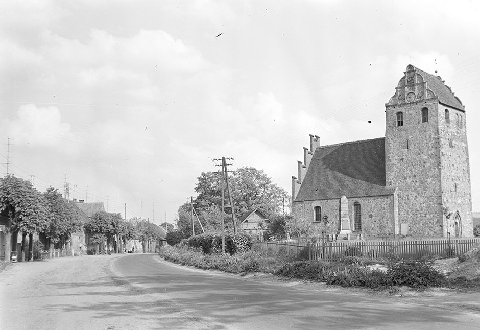 Wulfersdorf (Wittstock/Dosse), Ortsansicht 3 mit Dorfkirche und Kriegerdenkmal (Heimatverein "Alter Krug" Zossen e. V. CC BY-NC-SA)