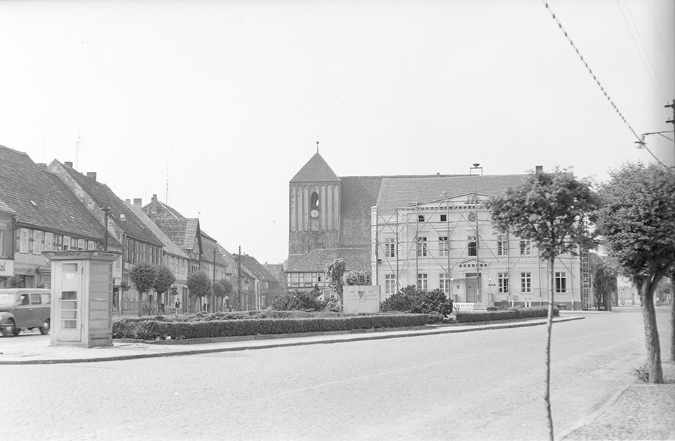Wusterhausen/Dosse, Ortsansicht 1 mit Kirche St. Peter und Paul und Rathaus (Heimatverein "Alter Krug" Zossen e. V. CC BY-NC-SA)