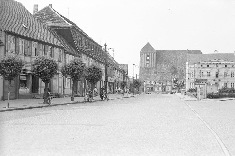 Wusterhausen/Dosse, Ortsansicht 2 mit Kirche St. Peter und Paul und Rathaus (Heimatverein "Alter Krug" Zossen e. V. CC BY-NC-SA)
