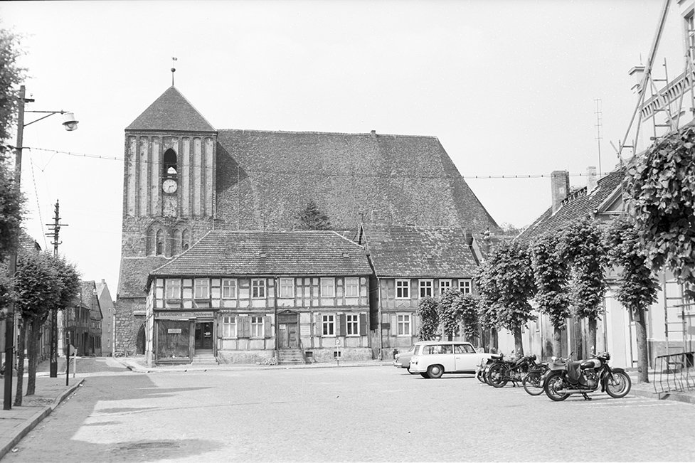 Wusterhausen/Dosse, Ortsansicht 3 mit Kirche St. Peter und Paul (Heimatverein "Alter Krug" Zossen e. V. CC BY-NC-SA)