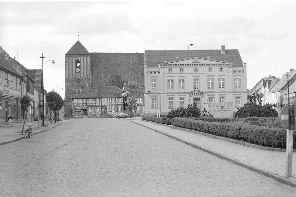 Wusterhausen/Dosse, Ortsansicht 6 mit Kirche St. Peter und Paul und Rathaus (Heimatverein "Alter Krug" Zossen e. V. CC BY-NC-SA)