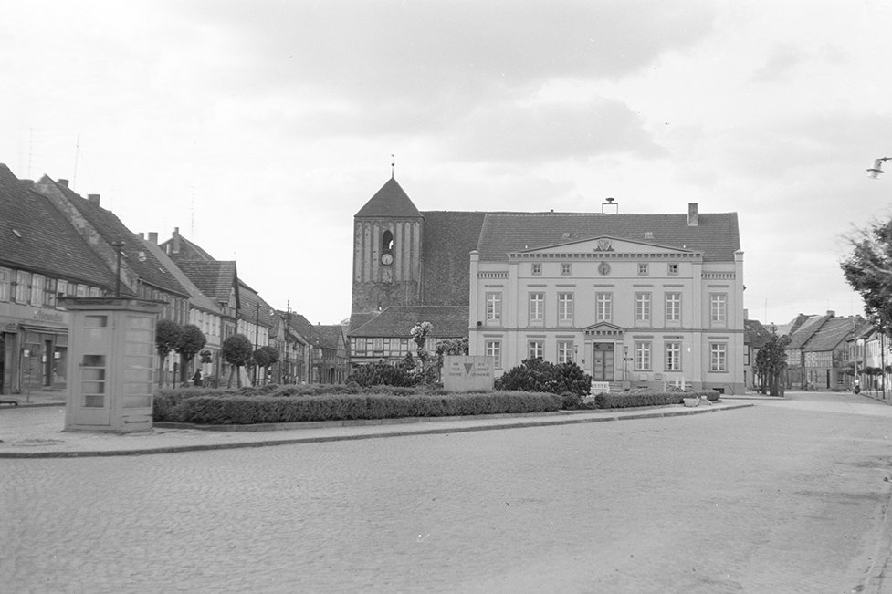 Wusterhausen/Dosse, Ortsansicht 7 mit Kirche St. Peter und Paul und Rathaus und VVN Gedenkstein, inzwischen entfernt (Heimatverein "Alter Krug" Zossen e. V. CC BY-NC-SA)