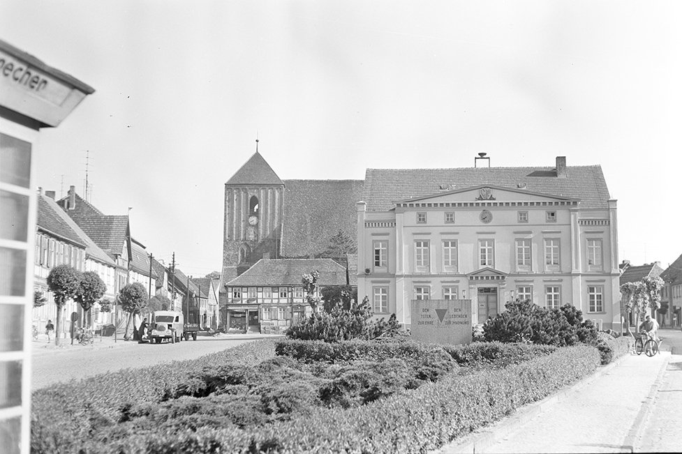 Wusterhausen/Dosse, Ortsansicht 8 mit Rathaus und Kirche St. Peter und Paul (Heimatverein "Alter Krug" Zossen e. V. CC BY-NC-SA)