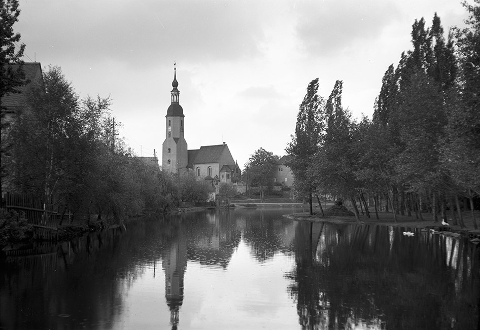 Zeithain, Kirche St. Michael, Ansicht 2 mit Elbe (Heimatverein "Alter Krug" Zossen e. V. CC BY-NC-SA)