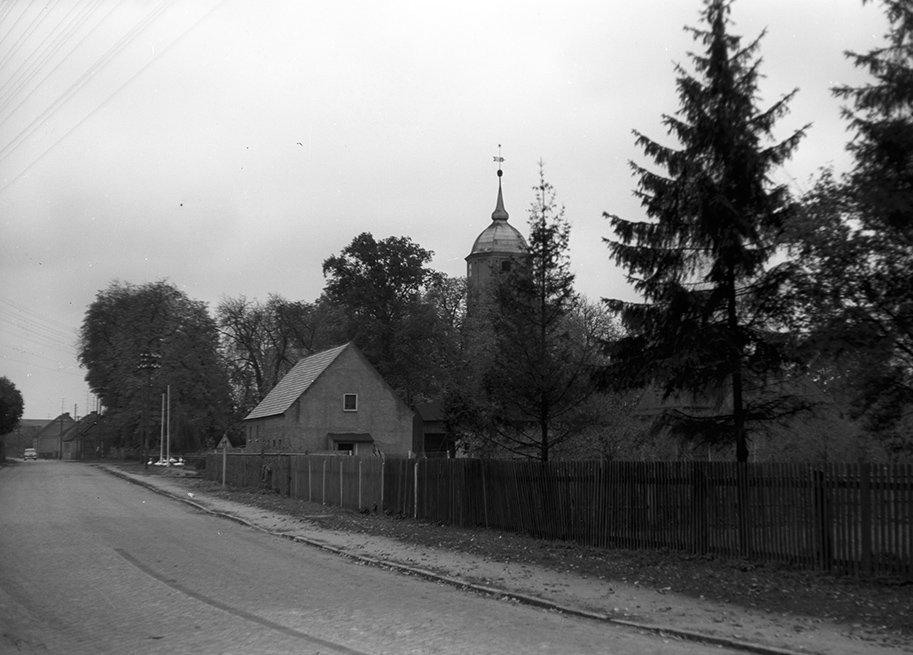 Zützen (Golßen), Ortsansicht 1 mit Dorfkirche (Heimatverein "Alter Krug" Zossen e. V. CC BY-NC-SA)