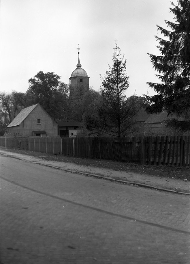 Zützen (Golßen), Ortsansicht 2 mit Dorfkirche (Heimatverein "Alter Krug" Zossen e. V. CC BY-NC-SA)