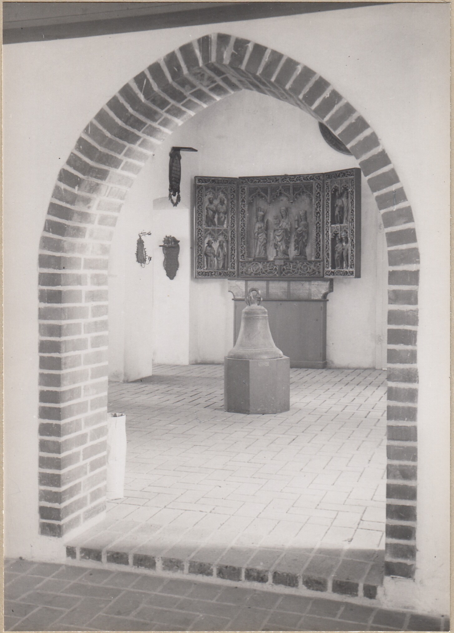 2168: Museumsinterieur: "Raum für kirchliche Kunst" (Glocke, Flügelaltar) (Albert-Heyde-Stiftung CC BY-NC-SA)