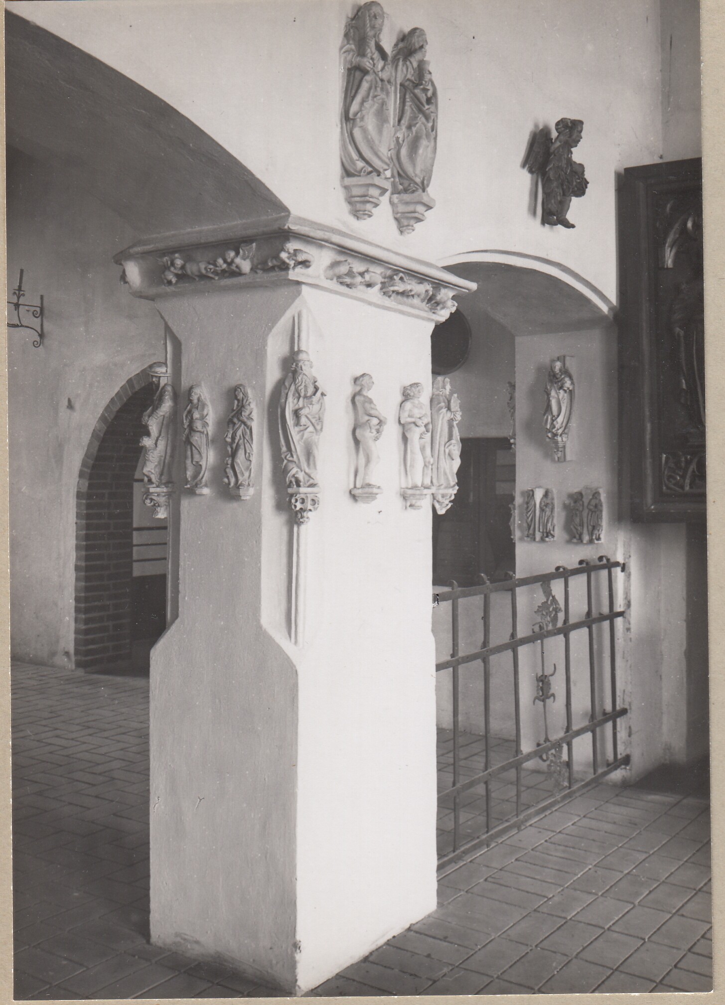 2164: Stützpfeiler mit Abformungen der Figuren vom Sakramentshaus des Fürstenwalde Domes (Albert-Heyde-Stiftung CC BY-NC-SA)