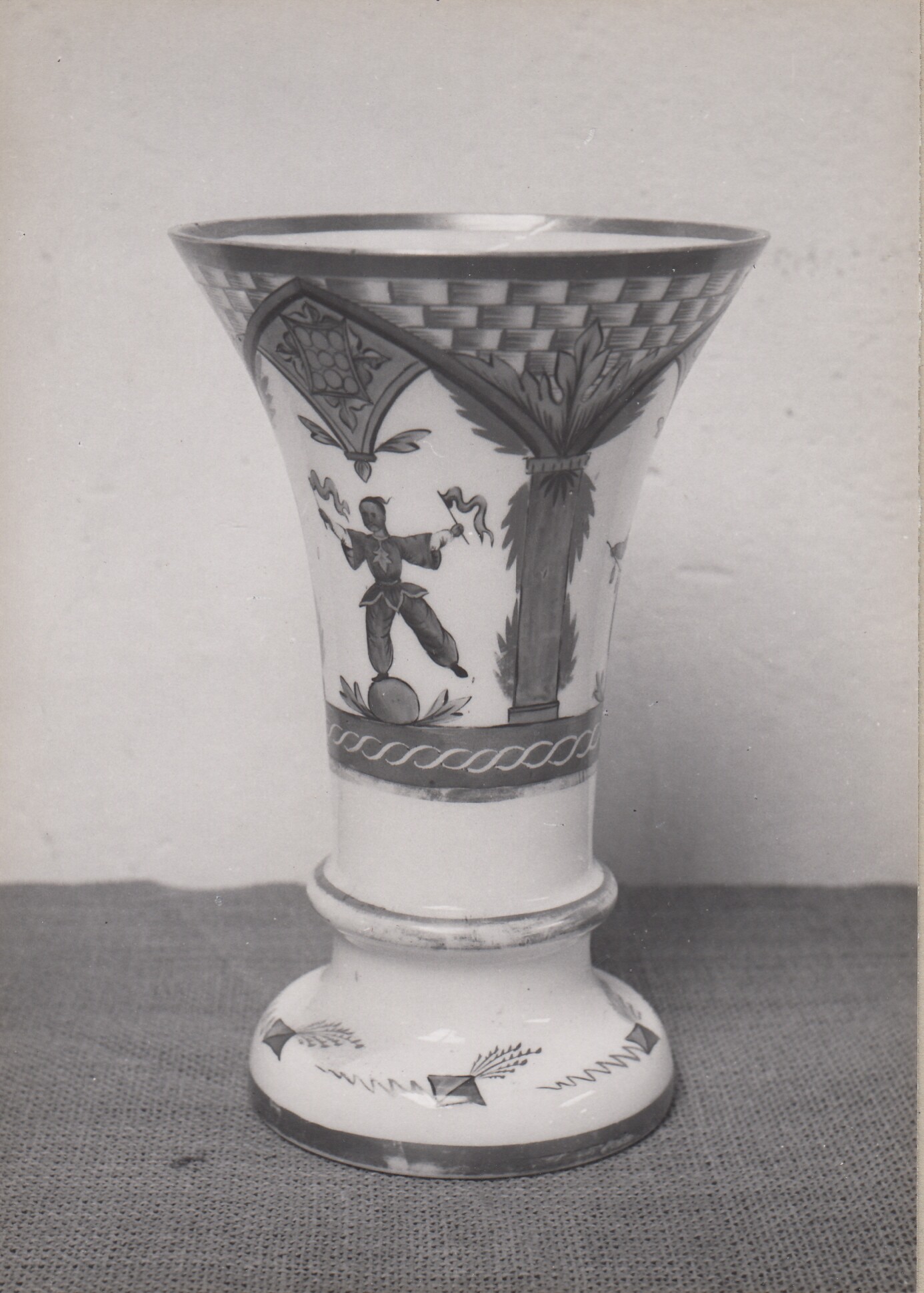 2256: Porzellan-Vase mit chinesischer Tänzerin (Albert-Heyde-Stiftung CC BY-NC-SA)