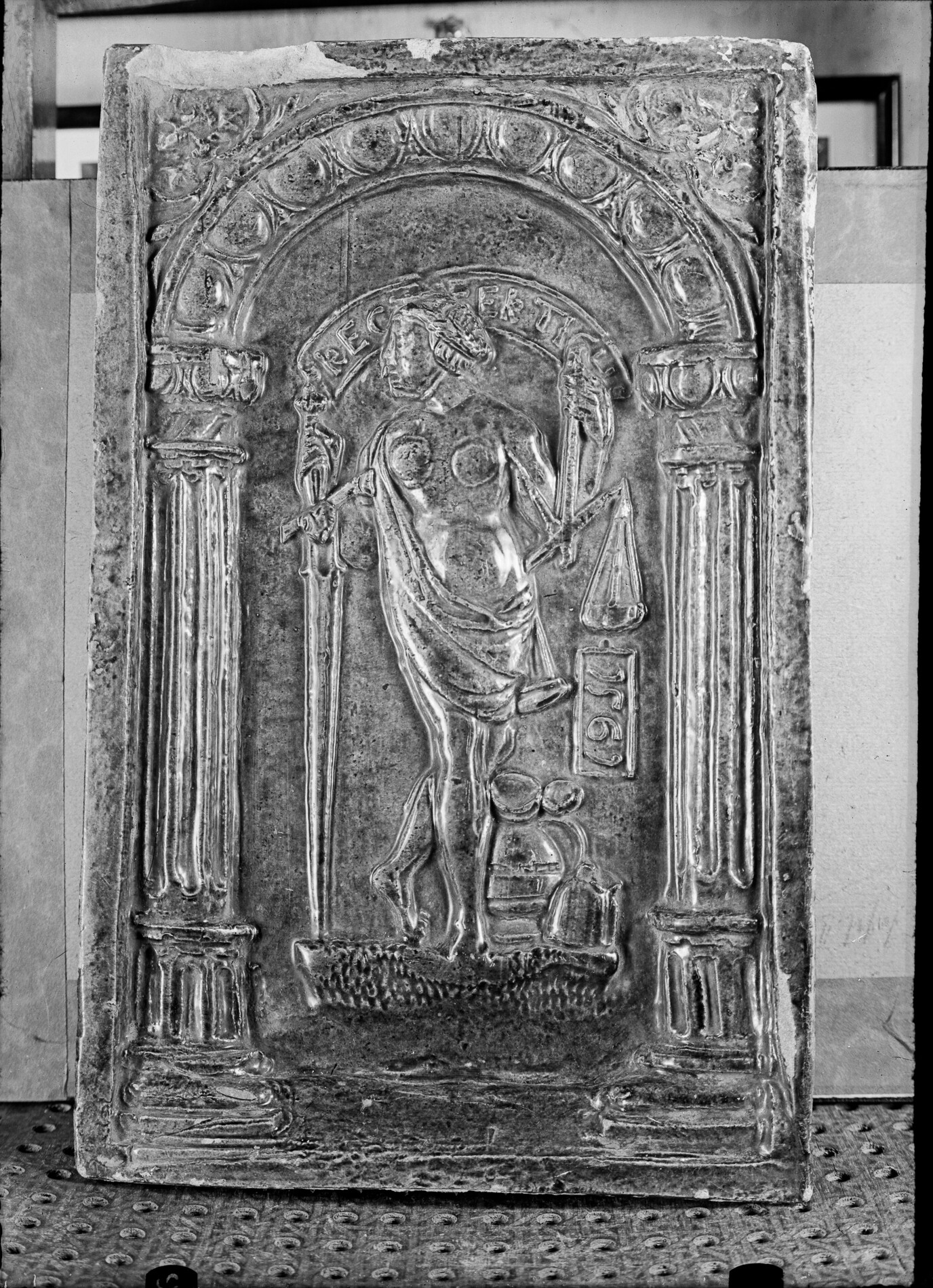 WKT 111: Ofenkacheln mit Darstellung von St. Petrus und der Justitia (Museumsverband des Landes Brandenburg e.V. CC BY-NC-SA)