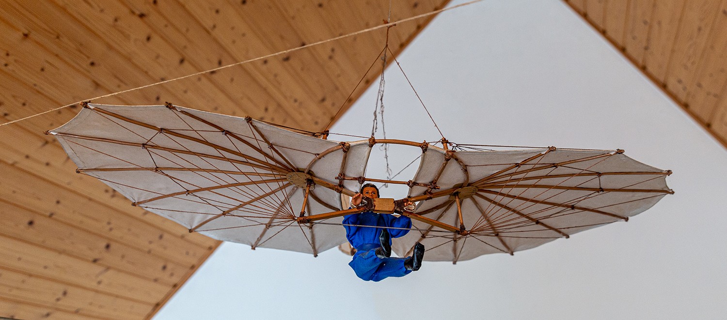 Modelle von Flugapparaten mit Puppen (Lilienthal Gedenkhaus Derwitz CC BY-NC-SA)
