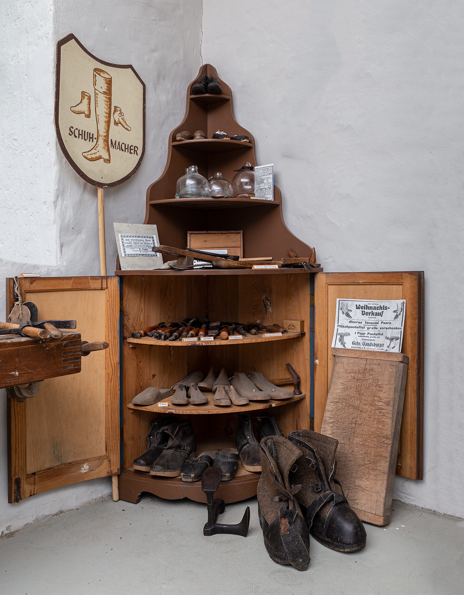 Schuhmacherwerkzeug im Regal (Heimatmuseum der Stadt Ziesar CC BY-NC-SA)