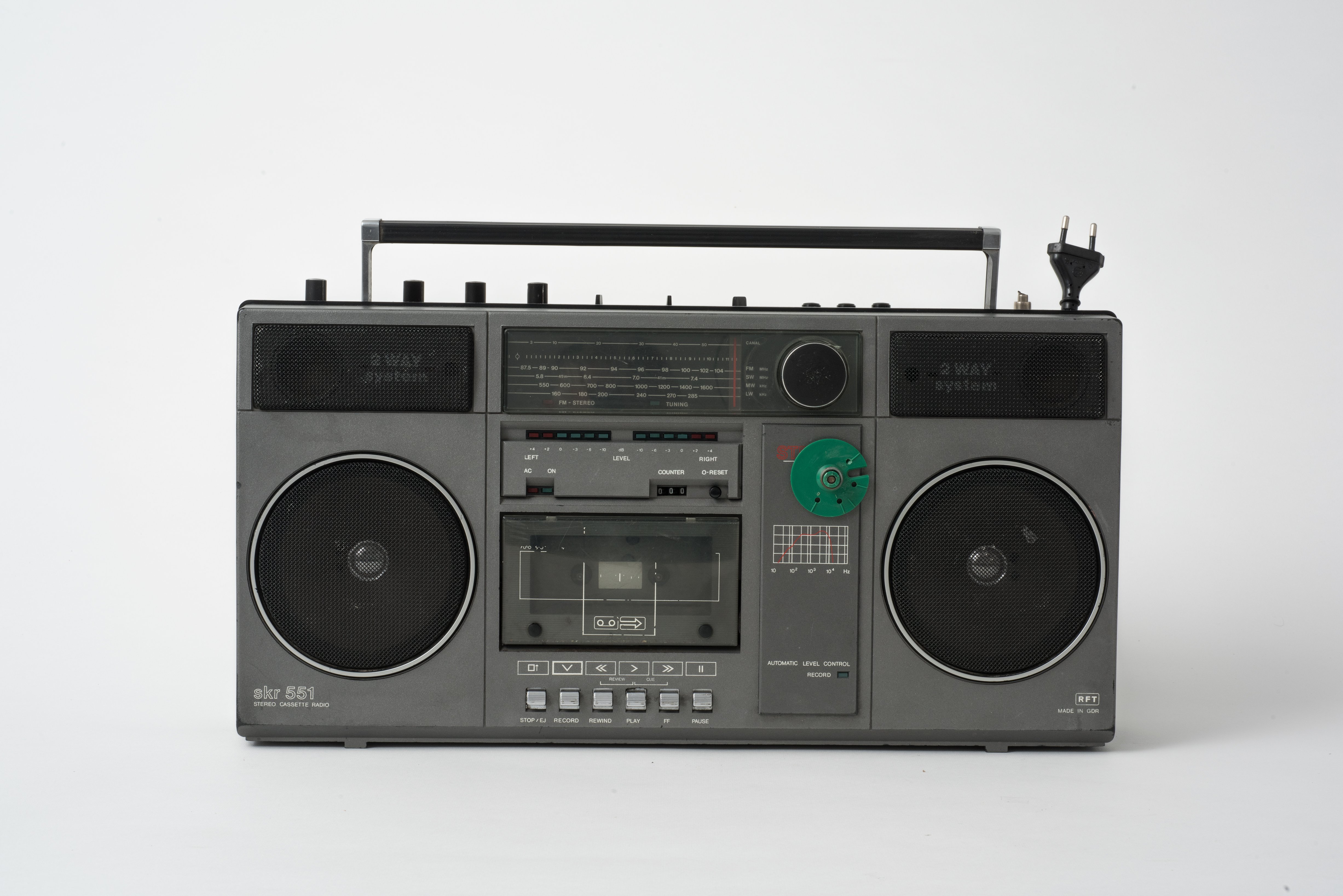 Stereo-Kasetten-Rekorder "SKR 551" (Museum Utopie und Alltag. Alltagskultur und Kunst aus der DDR CC BY-NC-SA)