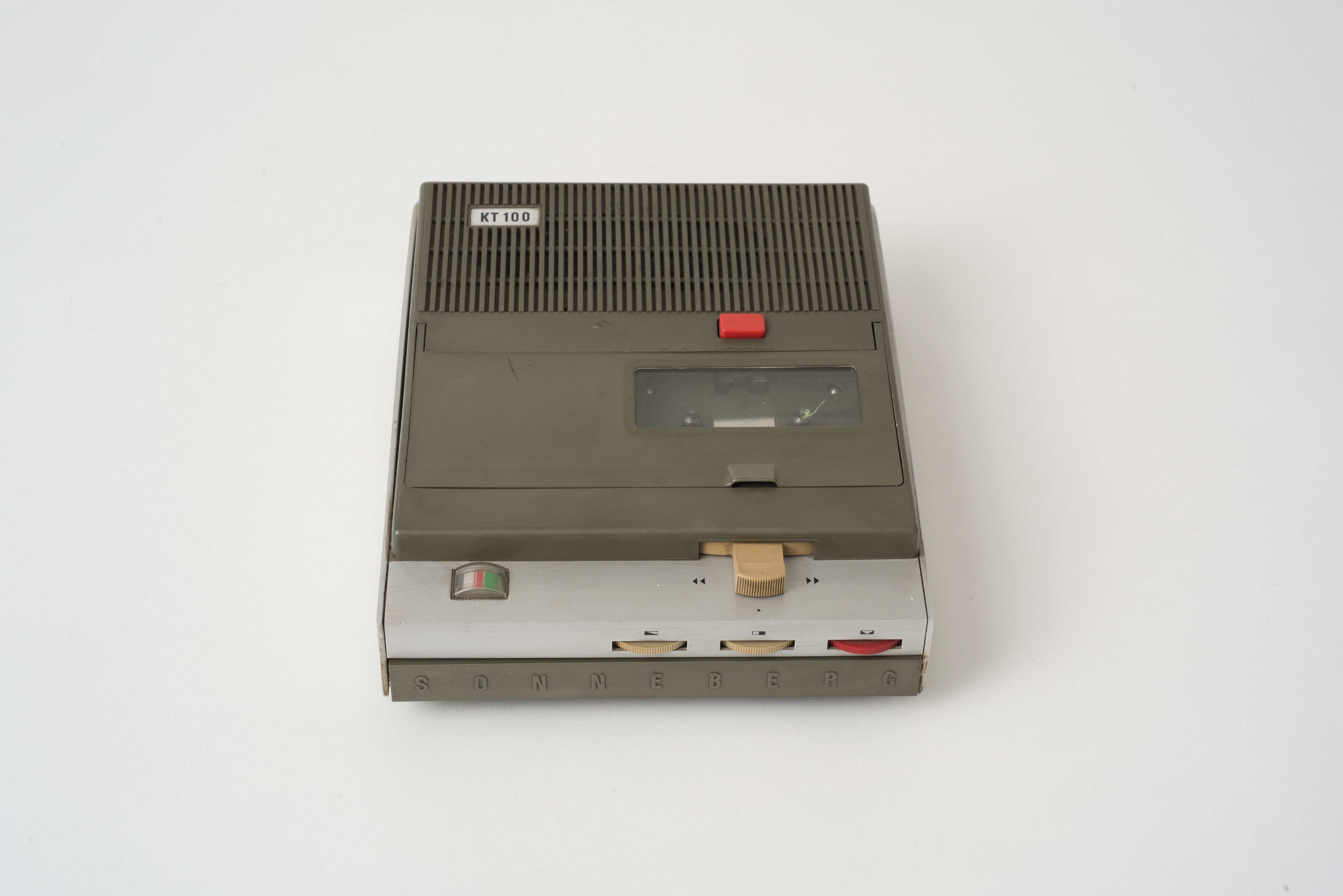 Kassettenrekorder RFT "KT 100" (Museum Utopie und Alltag. Alltagskultur und Kunst aus der DDR CC BY-NC-SA)