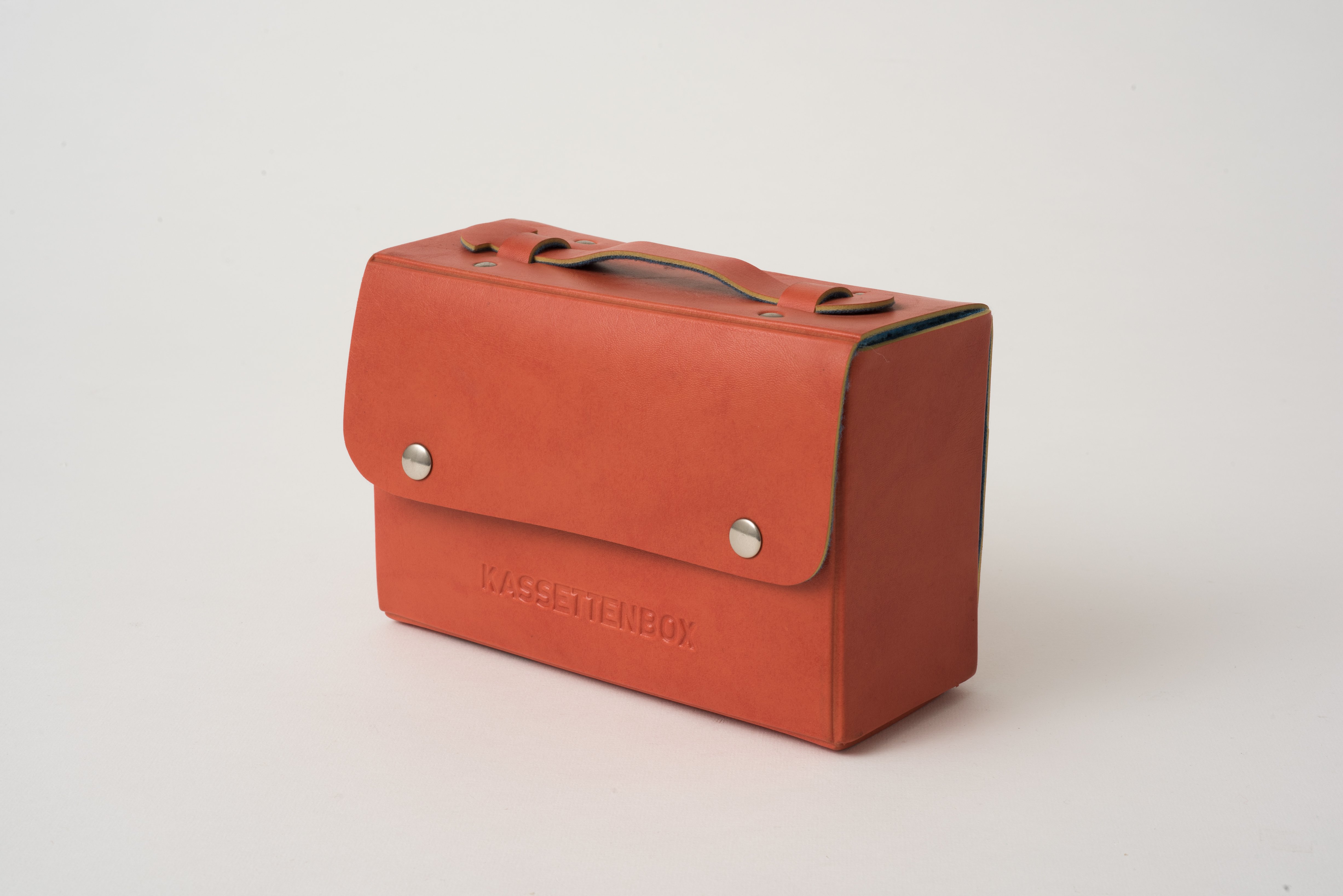 Kassettenbox in Leder (Museum Utopie und Alltag. Alltagskultur und Kunst aus der DDR CC BY-NC-SA)