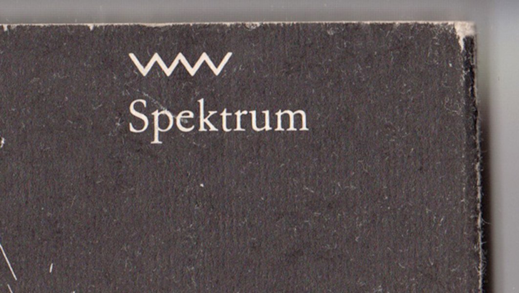 Buchreihe „Spektrum: die schwarze Reihe“, Lothar und der Verlag Volk&Welt (Museum Utopie und Alltag. Alltagskultur und Kunst aus der DDR CC BY-NC-SA)