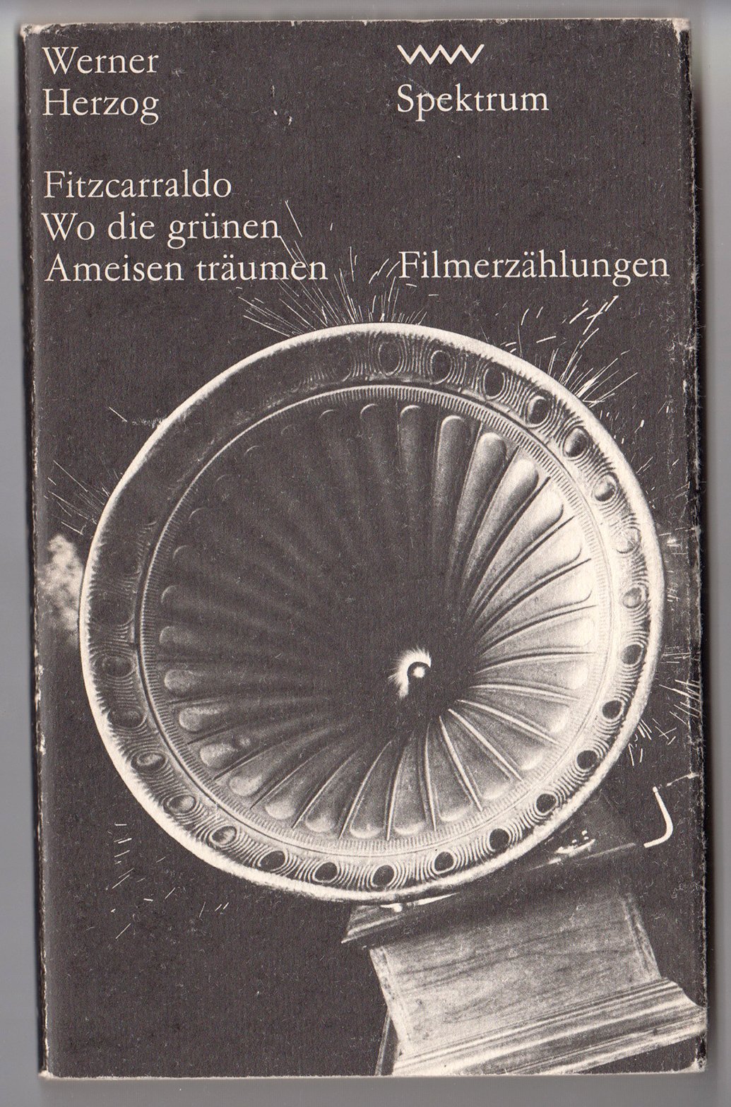 Buchreihe „Spektrum“ – Werner Herzog „Fitzcarralod. Wo die grünen Ameisen träumen. Filmerzählungen“ (Museum Utopie und Alltag. Alltagskultur und Kunst aus der DDR CC BY-NC-SA)