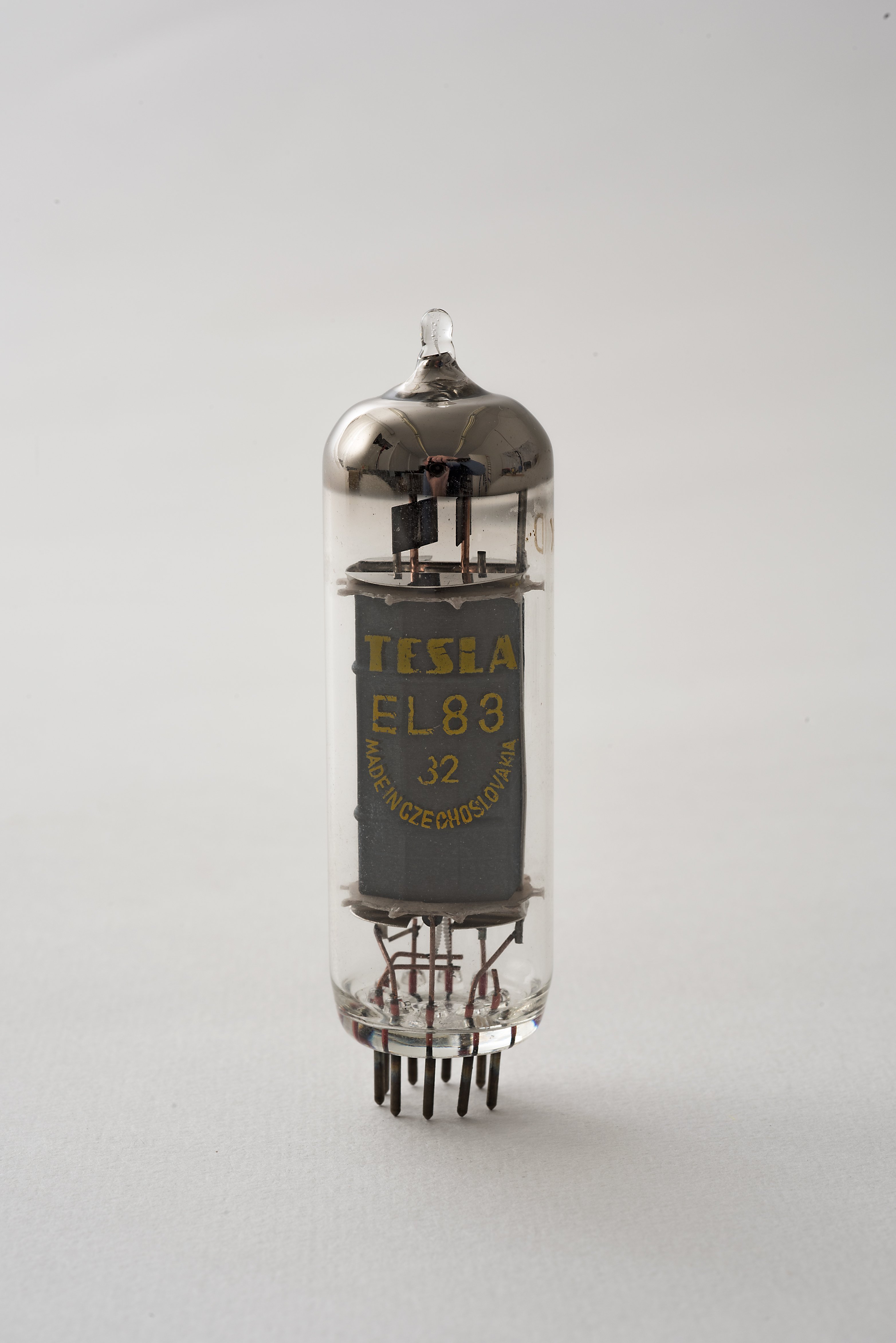 Radioröhre Tesla „EL83“ und „EC82“ (Museum Utopie und Alltag. Alltagskultur und Kunst aus der DDR CC BY-NC-SA)