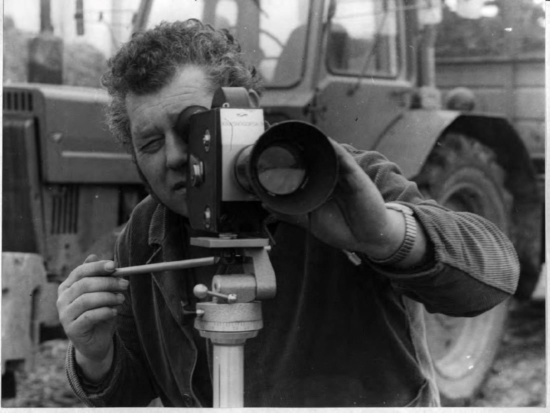 Amateurfilmer Emil Jurkowski hinter der Filmkamera (Amateurfilmarchiv HAVELLAND PRIVAT RR-F)