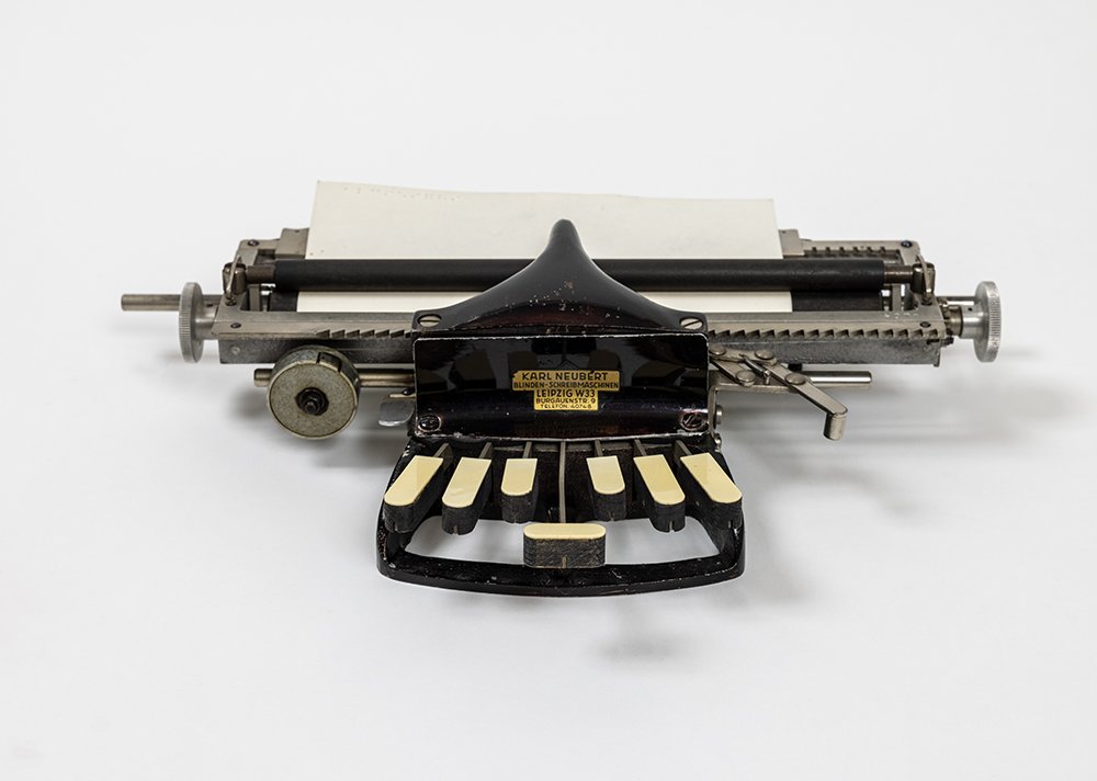 Blindenschreibmaschine (Webermuseum Babelsberg CC BY-NC-SA)