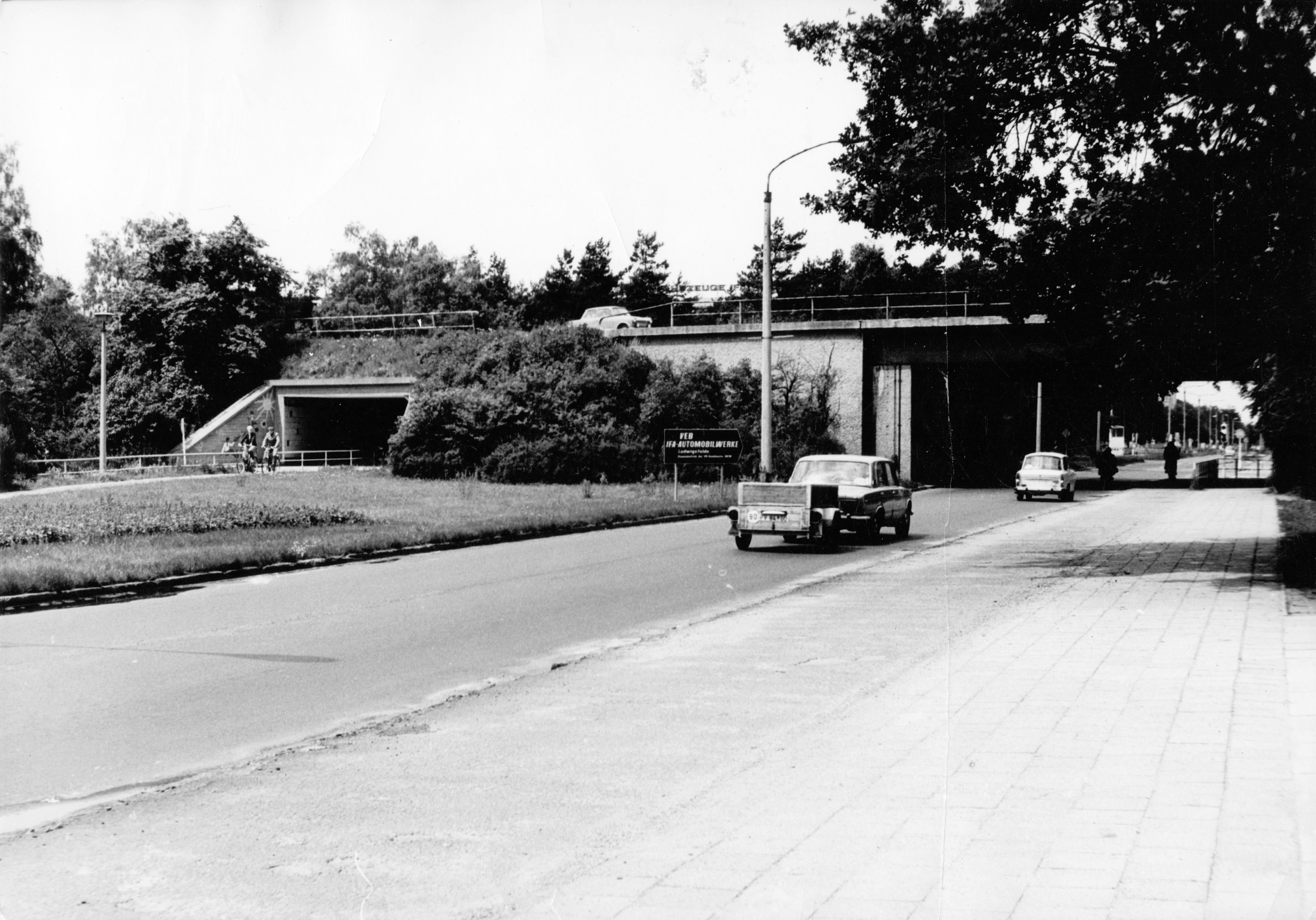Fotografie Passanten am Nadelöhr (Stadt- und Technikmuseum Ludwigsfelde CC BY-NC-SA)