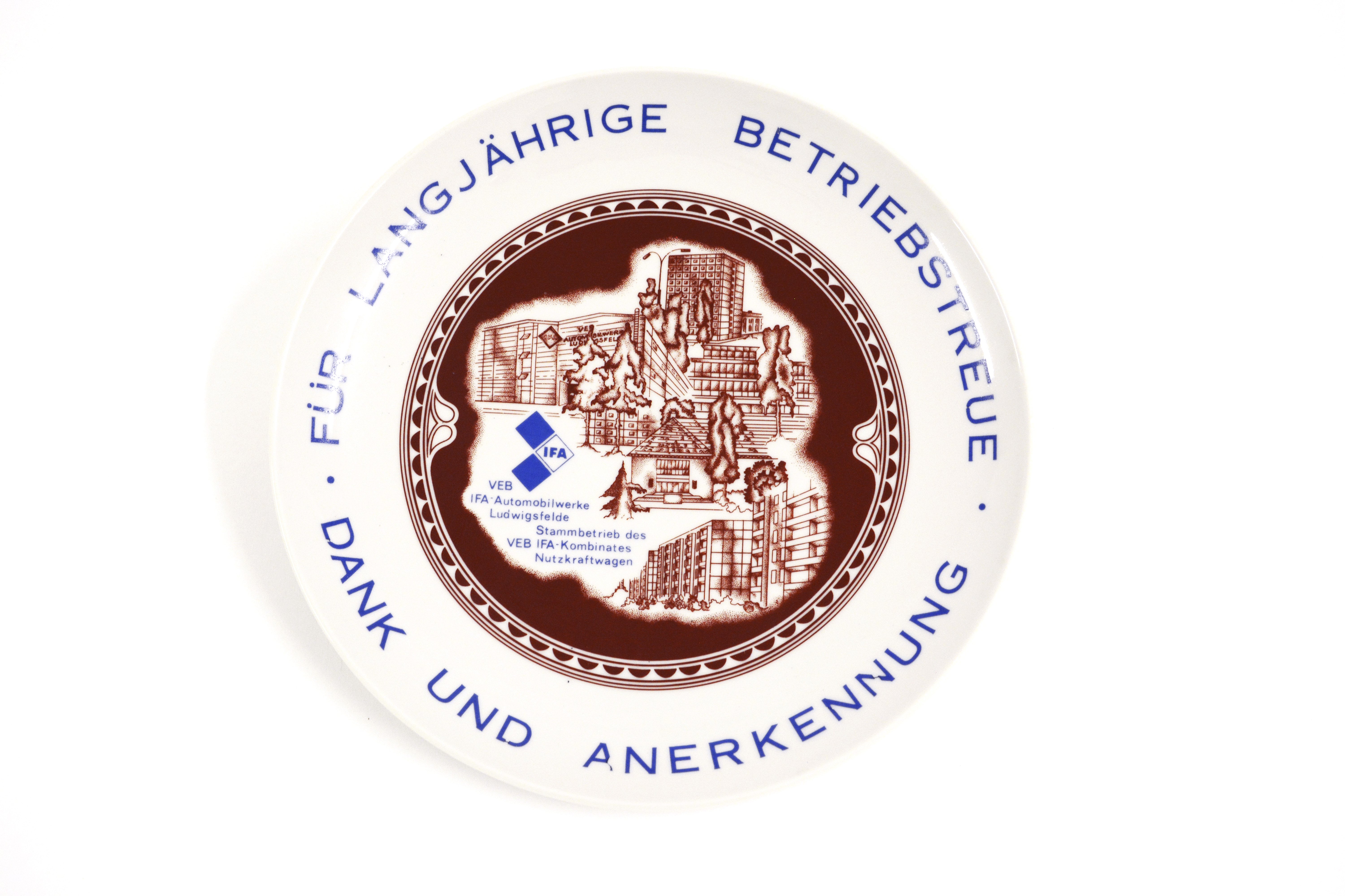 Schmuckteller "IFA - Langjährige Betriebstreue" (Stadt- und Technikmuseum Ludwigsfelde CC BY-NC-SA)